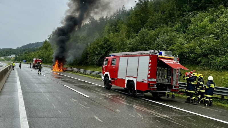 Mehrere Notrufe waren bei der Notrufzentrale eingegangen (Bild: FF Mondsee/Stoxreiter)