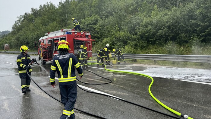 Anschließend wurde das Wrack beseitigt und die Fahrbahn gesäubert