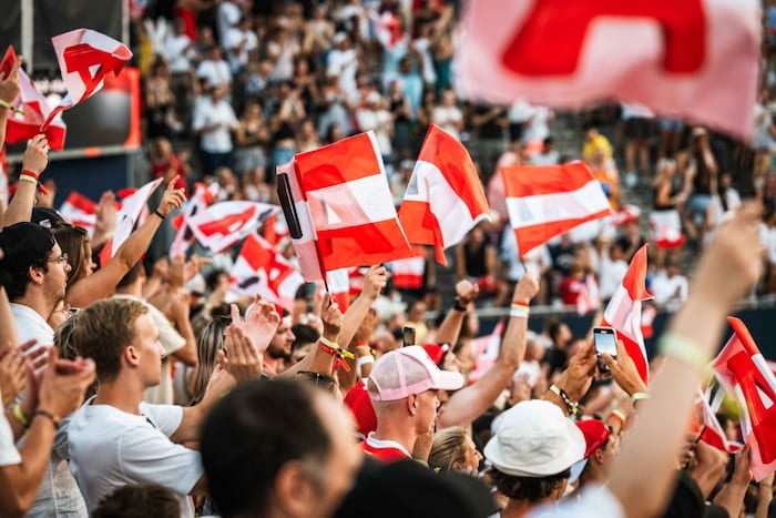 Rot-weiß-rotes Fahnenmeer schon am Freitag-Vormittag.