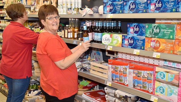 Karoline and Rosalinde in the village store "Unser Kroma" in St. Margarethen (Bild: Roland Holitzky/ROLAND_HOLITZKY)