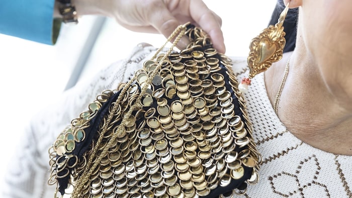 Karin Stecher liebt verspielte und besondere Accessoires, die ihre Outfits aufpeppen.