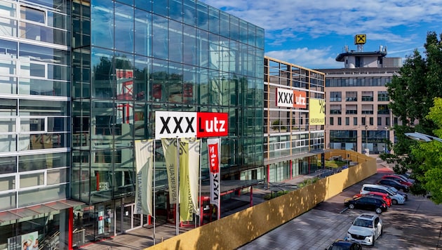 The construction fences are up and demolition of the old furniture store will begin on Monday. (Bild: Dostal Harald)