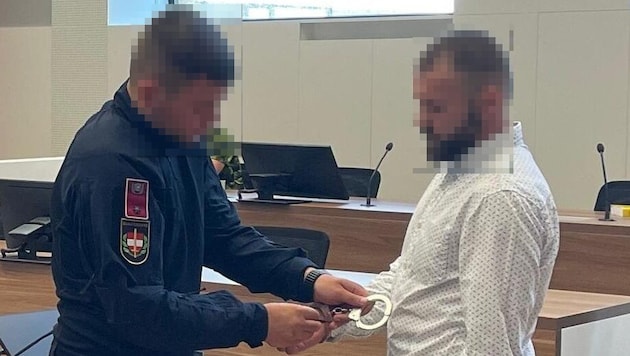 The gang boss's right hand in handcuffs. (Bild: HS, Krone KREATIV)