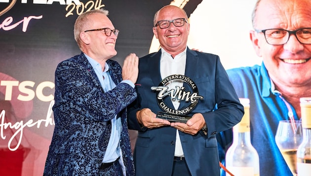 The tenth big moment: IWC Chairman Tim Atkin presents Hans Tschida from Burgenland with the prestigious trophy. (Bild: International Wine Challenge)