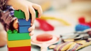 Jedes Kind soll einen ortsnahen Kindergartenplatz bekommen. (Bild: canva)