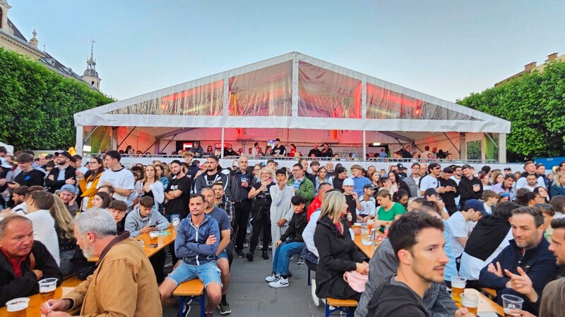 The stage in front of the town hall was full, the European Championships were good for the economy. (Bild: Tragner Christian/Christian Tragner)