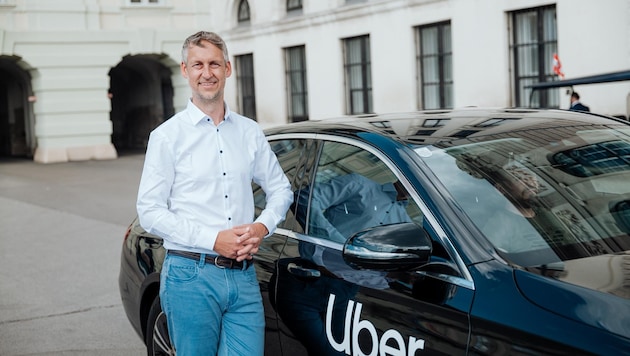 Über App buchbar: Ab sofort sind Uber-Taxis auch in St. Pölten und Krems unterwegs. Geschäftsführer Martin Essl freut es. (Bild: Niklas Stadler)