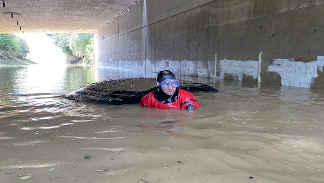 In Spielberg, a car was pulled out of a flooded underpass (Bild: Thomas Zeiler)