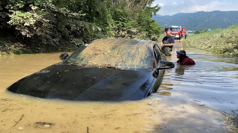 Fire department divers brought the vehicle to dry land (Bild: Thomas Zeiler)