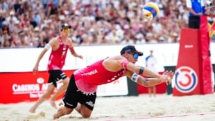 Das österreichische Beachvolley-Duo Julian Hörl und Alex Horst zeigen sich in Wien in guter Form. (Bild: APA/EVA MANHART)