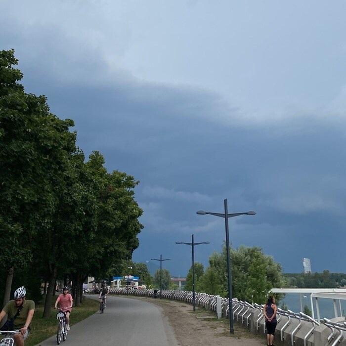Dunkle Wolken über der Donauinsel