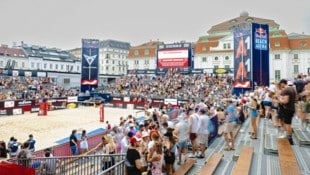 Der Center Court musste wegen einer Unwetterwarnung geräumt werden. (Bild: Urbantschitsch Mario)