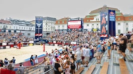 Der Center Court musste wegen einer Unwetterwarnung geräumt werden. (Bild: Urbantschitsch Mario)