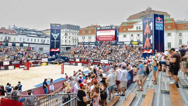 Der Center Court musste wegen einer Unwetterwarnung geräumt werden. (Bild: Urbantschitsch Mario)