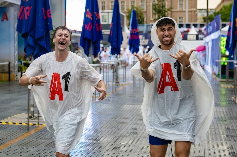 Selbst Martin Ermarco zog seinen Regenponcho über, um nochmals die Stimmung im Stadion zu erleben. (Bild: Mario Urbantschitsch)