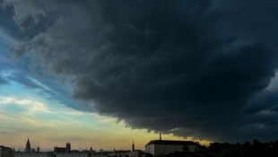 Über Linz (li.) ging ein kurzes, aber zum Glück harmloses Gewitter nieder. (Bild: Dostal Harald)