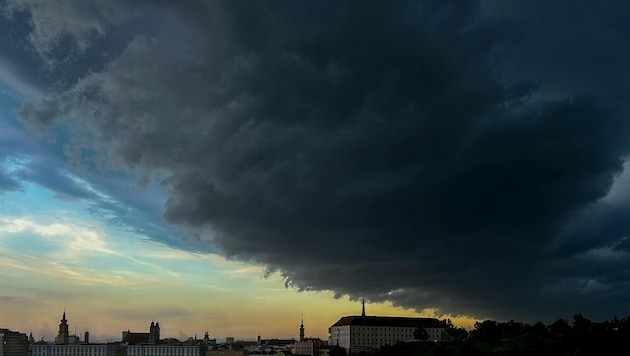 Über Linz (li.) ging ein kurzes, aber zum Glück harmloses Gewitter nieder. (Bild: Dostal Harald)