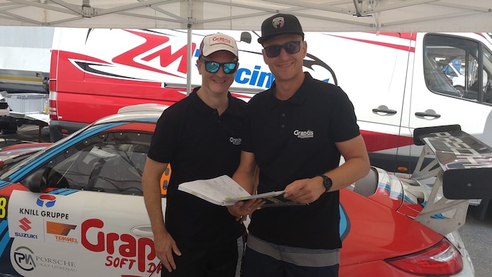 Aigner (re.) muss für Knobloch (li.) zum ersten Mal zum Schrieb greifen