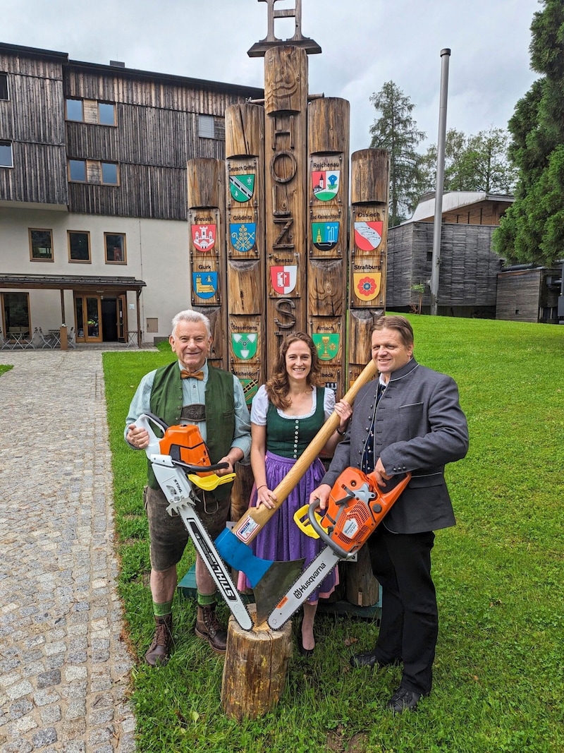 Voller Vorfreude auf den Holzstraßenkirchtag: Günter Sonnleitner, der Obmann des Vereines Kärntner Holzstraße, Anna-Sophie Pirtscher, die Leiterin der Forstlichen Ausbildungsstätte Ossiach, Gerhard Altziebler, der Bürgermeister Fresach. (Bild: Regionalmanagement Mittelkärnten)