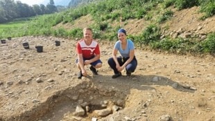 Die Archäologen Laura Pösendorfer und Stefan Pircher am Fundort in Mühldorf, wo die 2500 Jahre ...