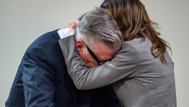 Alec Baldwin in the arms of his wife Hilaria (Bild: AP ( via APA) Austria Presse Agentur/Eddie Moore)