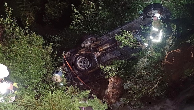 The car ended up in the bed of a stream. Witnesses to the accident rescued the driver. (Bild: ZOOM Tirol/Krone KREATIV)