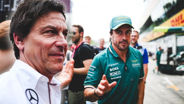 Toto Wolff (l.) hatte Fernando Alonso zu Beginn des Jahres einen Vertrag angeboten. (Bild: GEPA/GEPA pictures)