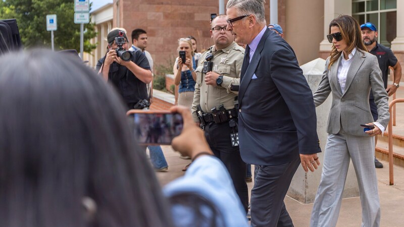 Alec Baldwin konnte am Freitag den Gerichtssaal als freier Mann verlassen. (Bild: APA/Luis Sánchez Saturno/Santa Fe New Mexican via AP)