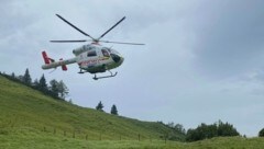 Der Sohn wurde mit dem Notarzthubschrauber gerettet. (Bild: Bergrettung Gosau)