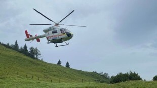 Der Sohn wurde mit dem Notarzthubschrauber geborgen. (Bild: Bergrettung Gosau)