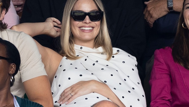 Margot Robbie showed off her baby bump for the first time at Wimbledon. (Bild: www.viennareport.at)