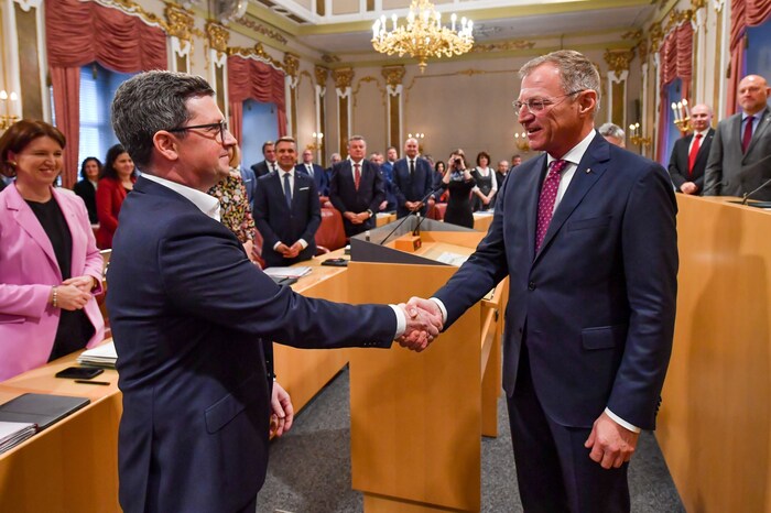 Governor Thomas Stelzer welcomed SPÖ Provincial Councillor Michael Lindner (left) to the ...