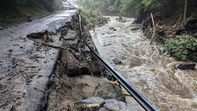 Road closure: On Theklagrabenstraße in Wolfsberg, part of the road was washed under and away. The fire department, local authorities and the torrent and avalanche control authorities are trying to reconnect all residents to the public road network. (Bild: Pressestelle Stadt Wolfsberg)