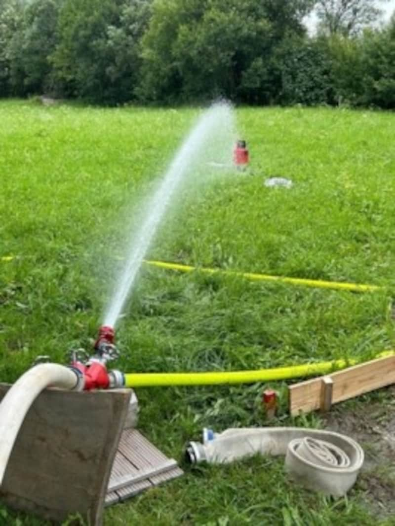 Die Feuerwehr kühlte die Flasche, ein Beschuss durch die Cobra-Beamten war nicht nötig. (Bild: Feuerwehr Fieberbrunn)