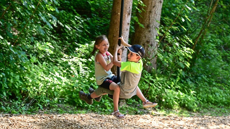 Auf die Kinder warten allerlei Überaschungen auch zum Schaukeln. (Bild: Evelyn Hronek/EVELYN HRONEK)