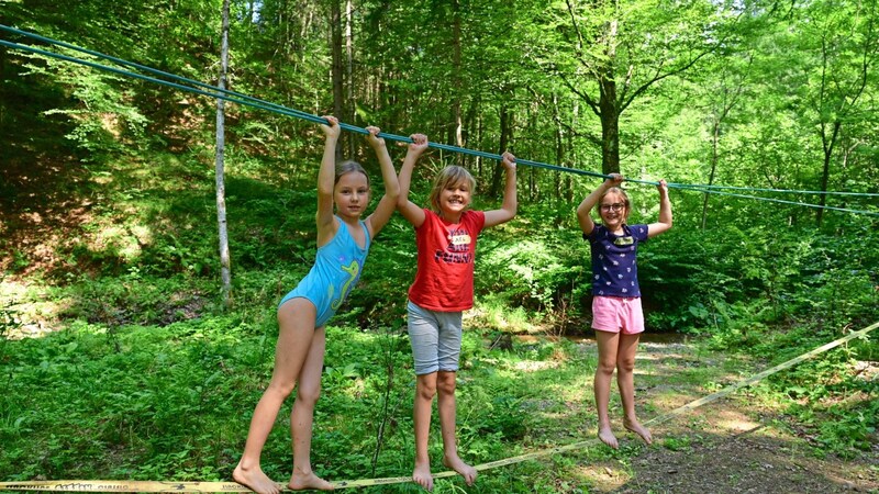 The 27 youngsters had a great time. Walking barefoot was a big hit. (Bild: Evelyn Hronek/EVELYN HRONEK)