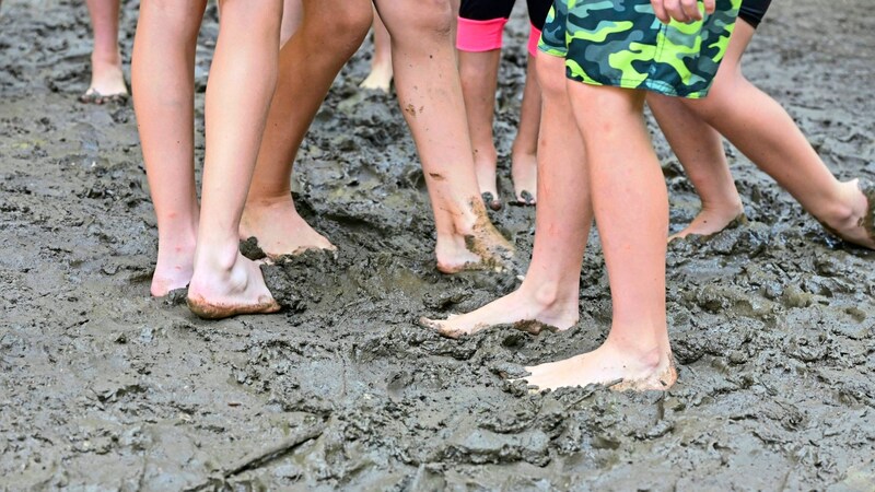 Hupf in Gatsch, auch heute ist das eine sehr faszinierende Erfahrung für die Spösslinge. (Bild: Evelyn Hronek/EVELYN HRONEK)