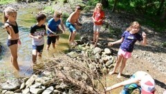 Hupf in Gatsch, das ist ein Renner bei Kindern. Auch Barfußlaufen ist sehr beliebt! (Bild: Evelyn Hronek/EVELYN HRONEK)