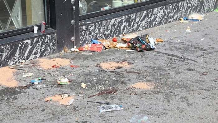 Spuren der Verwüstung an der Unfallstelle. Mehrere Personen wurden von dem BMW erfasst – zwei ...