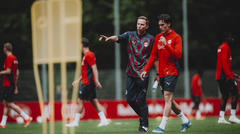 Kommuniziert und korrigiert viel auf dem Trainingsplatz: Trainer Pep Lijnders, hier mit Stürmer Roko Simic. (Bild: Red Bull Salzburg/Andreas Schaad)