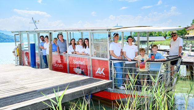 AK President Günther Goach with AK Director Susanne Kießlinger, AK Deputy Director Irene Hochstetter-Lackner, Roman Huditsch (Head of AK Libraries) and Captain Wolfram Pschernig on the AK book boat. (Bild: AK Kärnten/Thomas Hude)