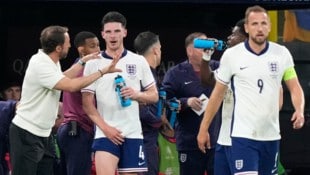 Declan Rice (Mitte) im Gespräch mit Trainer Gareth Southgate (links).