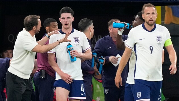 Declan Rice (Mitte) im Gespräch mit Trainer Gareth Southgate (links). (Bild: AP ( via APA) Austria Presse Agentur/ASSOCIATED PRESS)