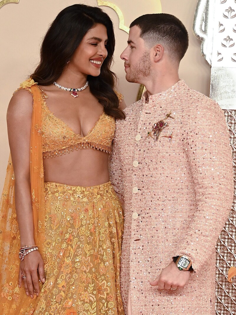 Auch Priyanka Chopra und Ehemann Nick Jonas ließen sich das Mega-Jawort nicht entgehen. (Bild: APA/AFP/SUJIT JAISWAL)