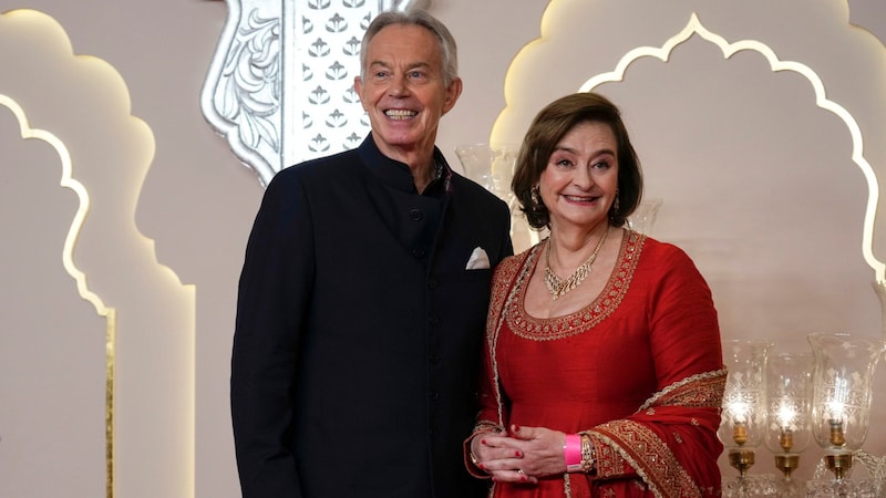 Und auch Tony Blair und seine Ehefrau Cherie reisten für die Hochzeit an. (Bild: APA/AP Photo /Rajanish Kakade)