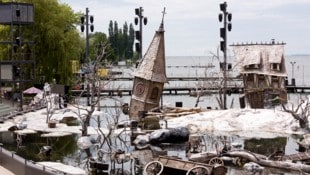 Die Bregenzer Seebühne wurde in ein Winterdorf verwandelt. 