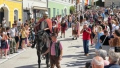 Die Hellebardenträger sind seit Jahrhunderten die Anführer beim Festumzug und beim Einmarsch auf die Wiesen. (Bild: Evelyn Hronek)