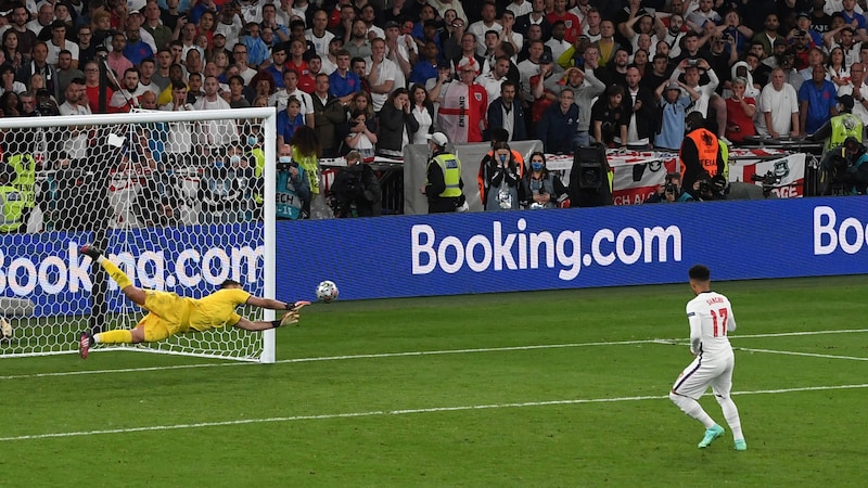 Joker Jadon Sancho was denied by Italy's Gianluigi Donnarumma. (Bild: AFP/APA/POOL/FACUNDO ARRIZABALAGA)