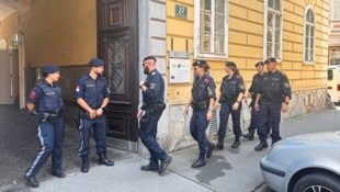 Polizei-Großeinsatz am Freitag in der Grazer Kaiserfeldgasse. (Bild: Barbara Winkler)