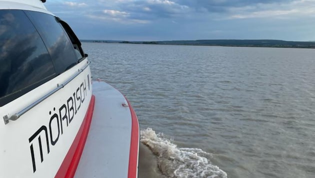 Die Feuerwehr Mörbisch musste mit dem Mehrzweckboot drei Personen aus dem Neusiedler See retten. (Bild: FF Mörbisch)